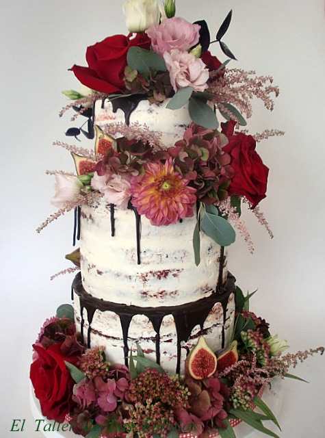 RED VELVET CON FRUTAS Y FLORES NATURALES