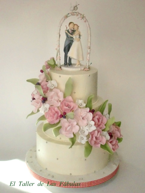Fondant con flores de azucar y bayas