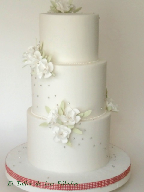 Fondant y flores blancas